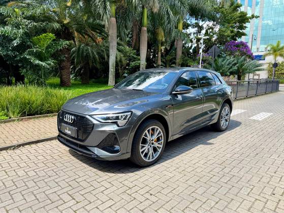 AUDI E-TRON ELÉTRICO PERFORMANCE BLACK QUATTRO